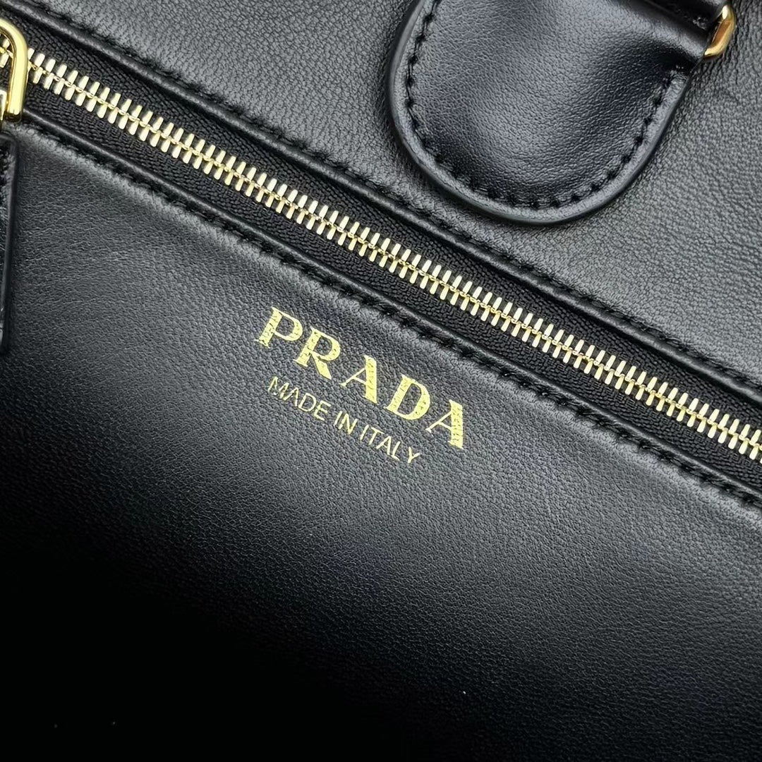 ＰＲＤＡ MEDIUM LEATHER TOTE BAG