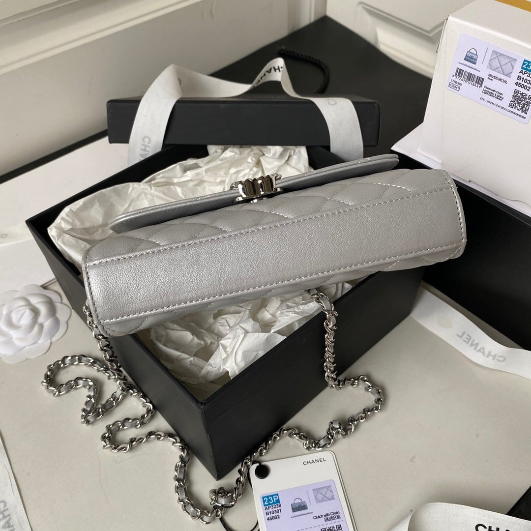 ＣＨＮＥＬCLUTCH WITH CHAIN SILVER METAL