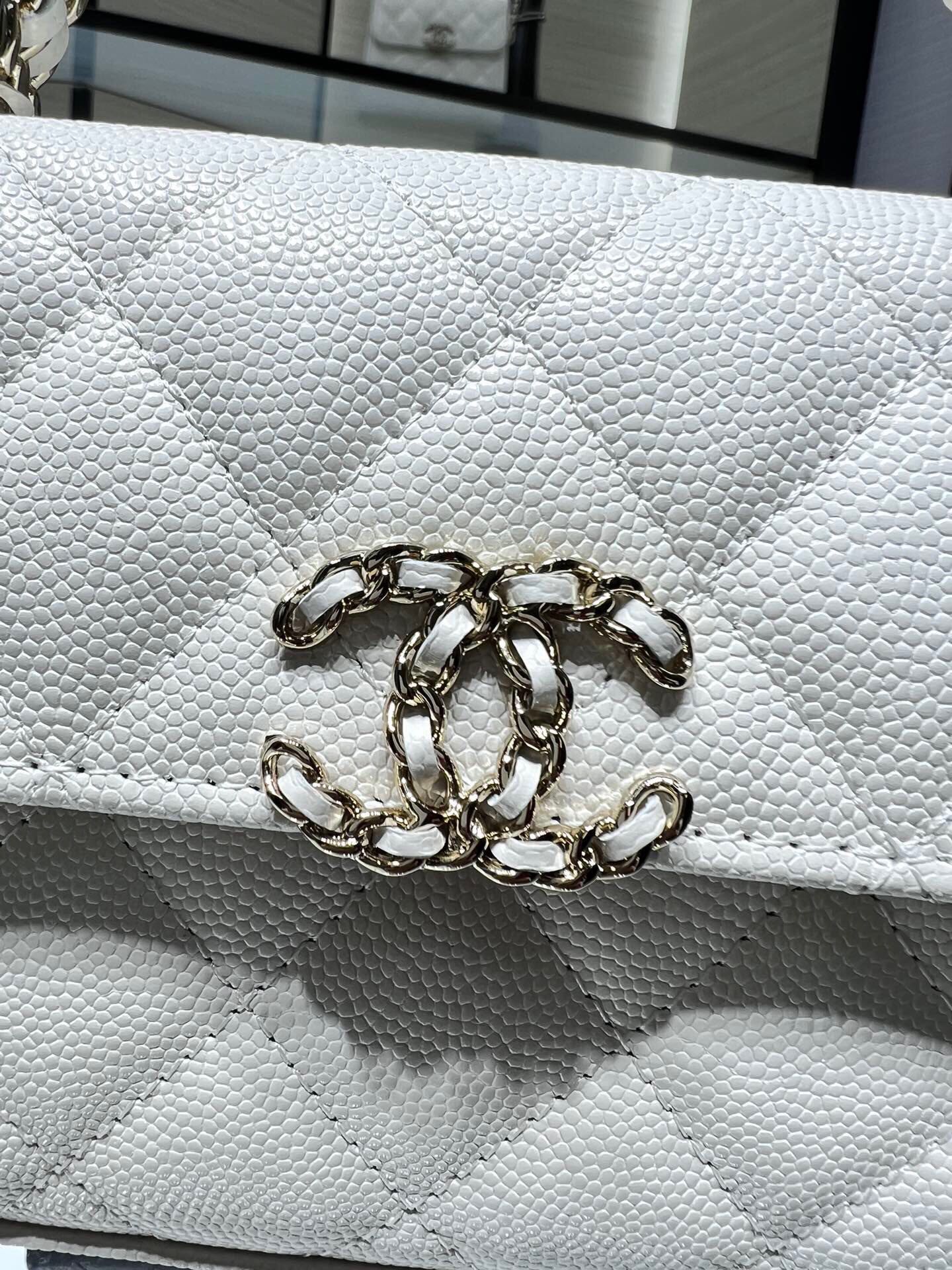 ＣＨＮＥＬPHONE HOLDER WITH CHAIN WHITE