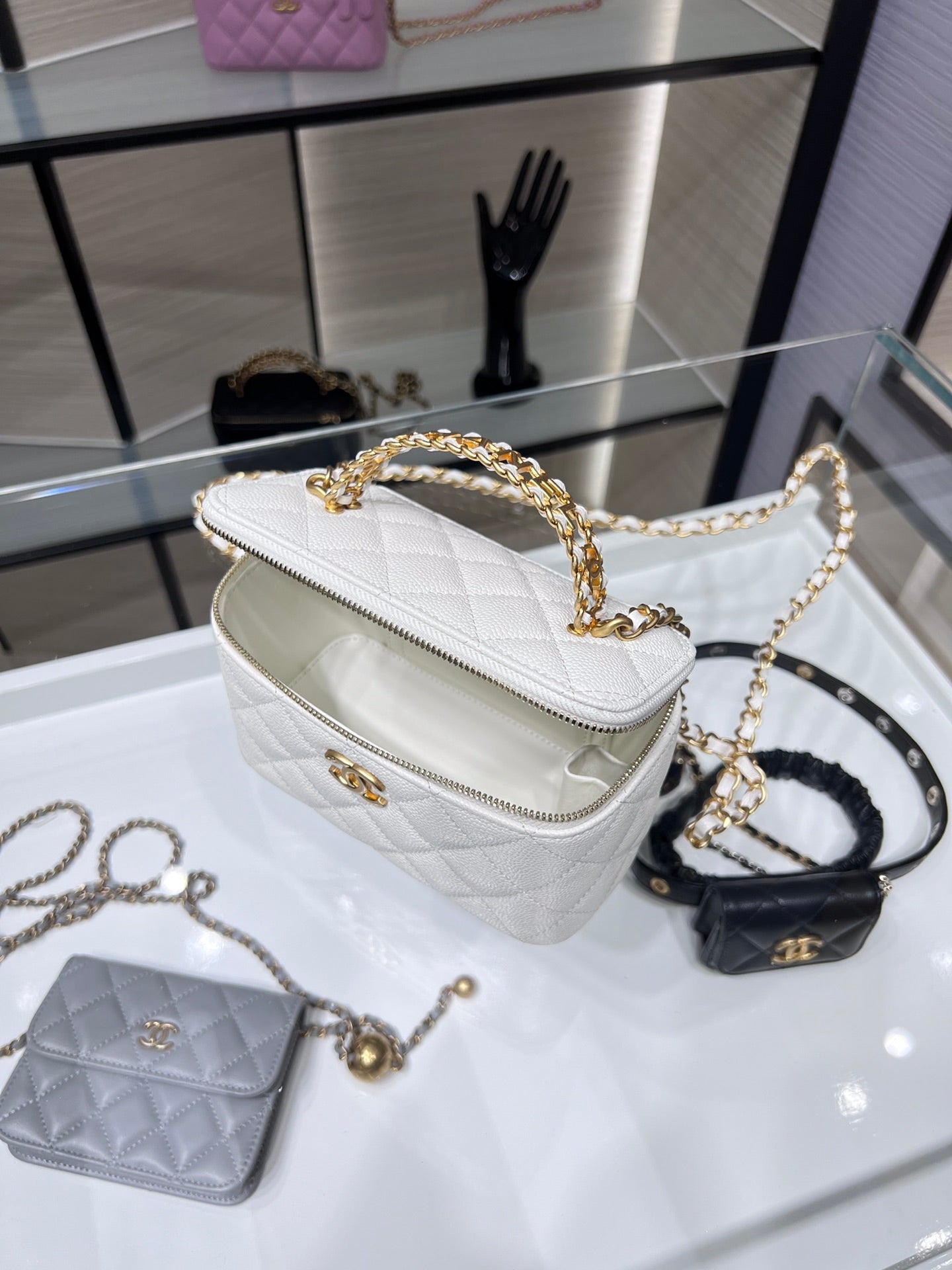 ＣＨＮＥＬCHAIN VANITY CASE WHITE