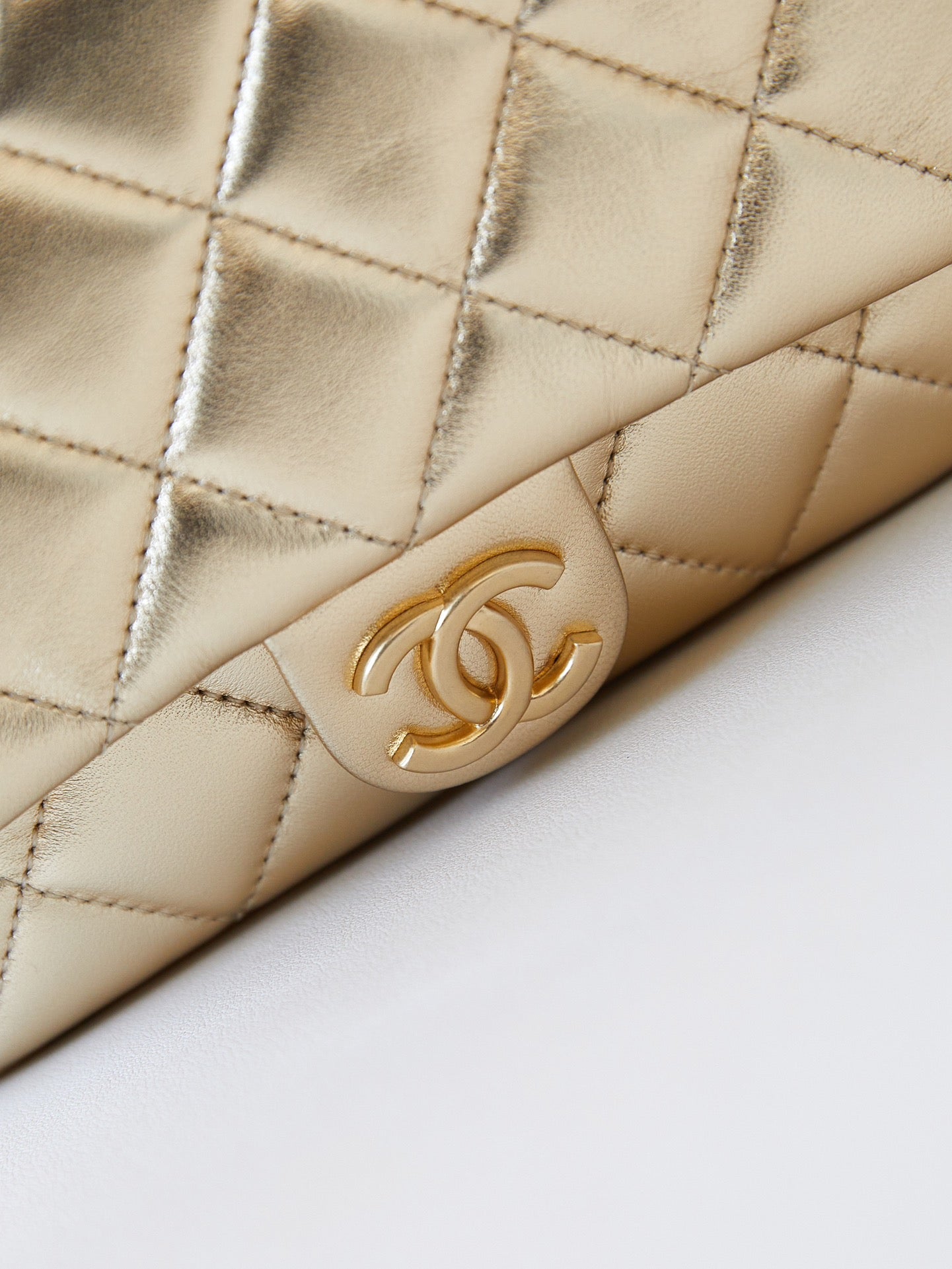 ＣＨＮＥＬSMALL DOUBLE-FLAP SHOULDER BAG GOLD