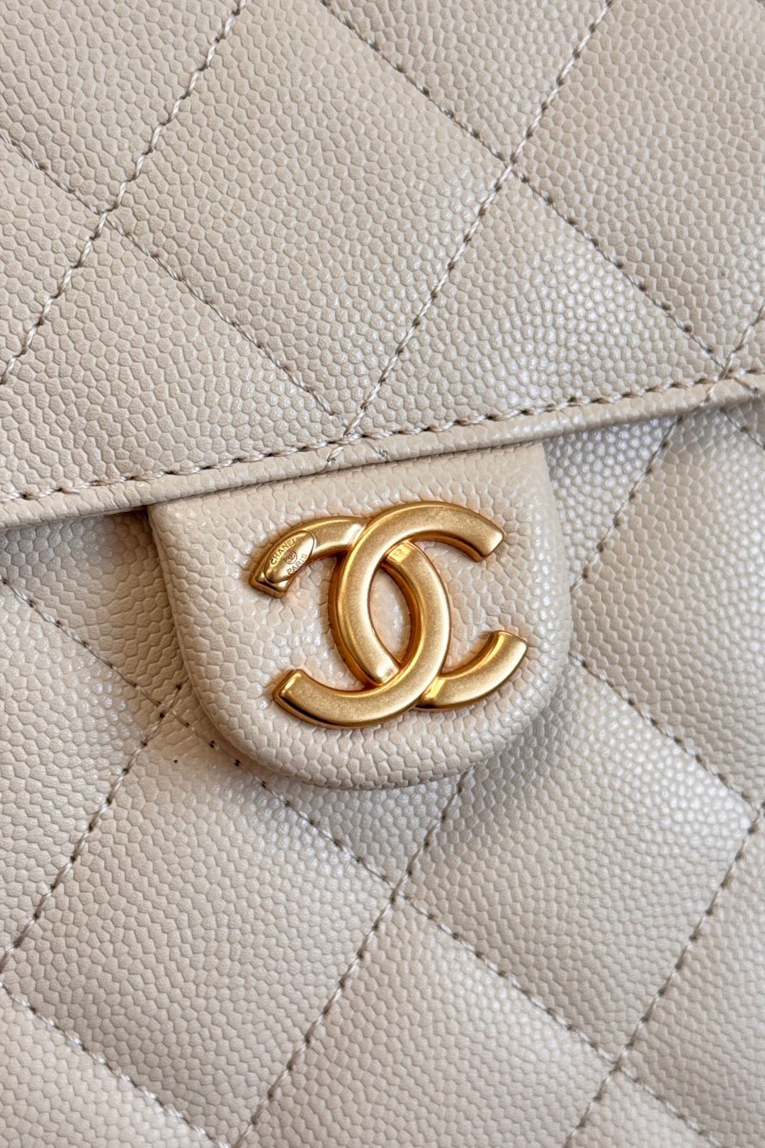 ＣＨＮＥＬ 25 MEDIUM HOBO HANDBAG BEIGE