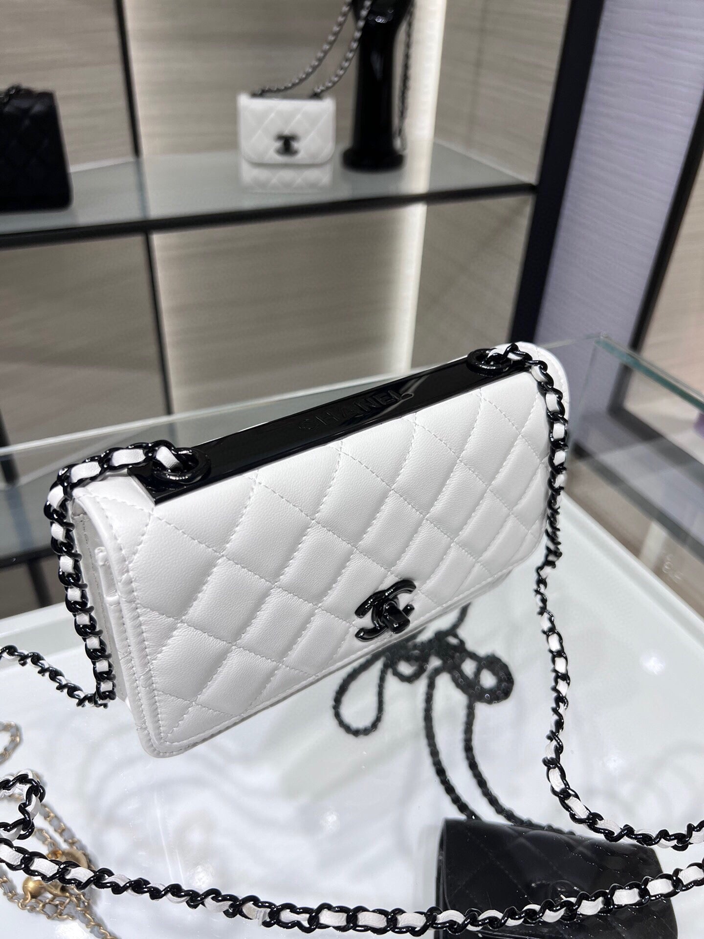 ＣＨＮＥＬ WALLET ON CHAIN WHITE