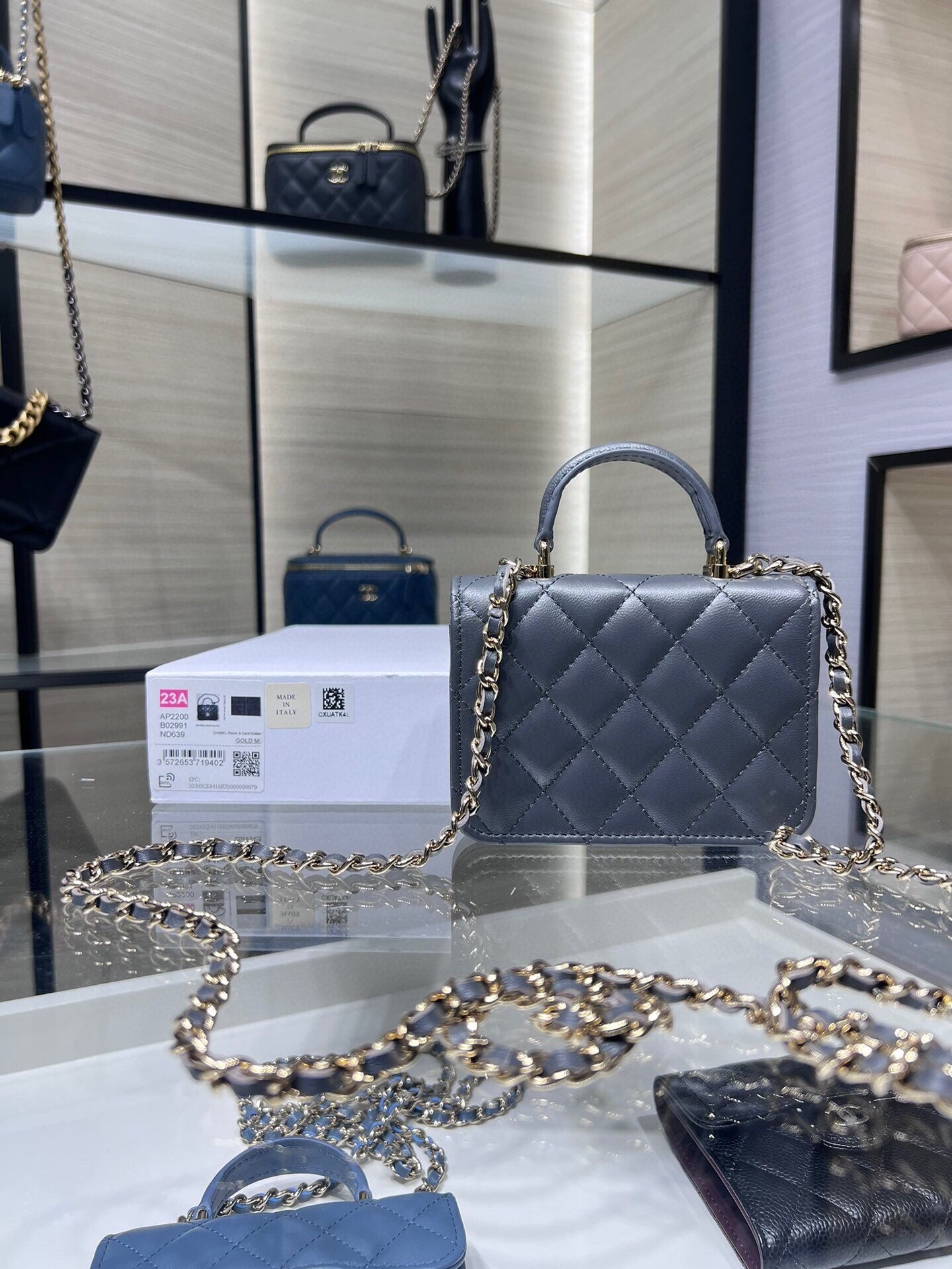 ＣＨＮＥＬFLAP COIN PURSE WITH CHAIN GRAY