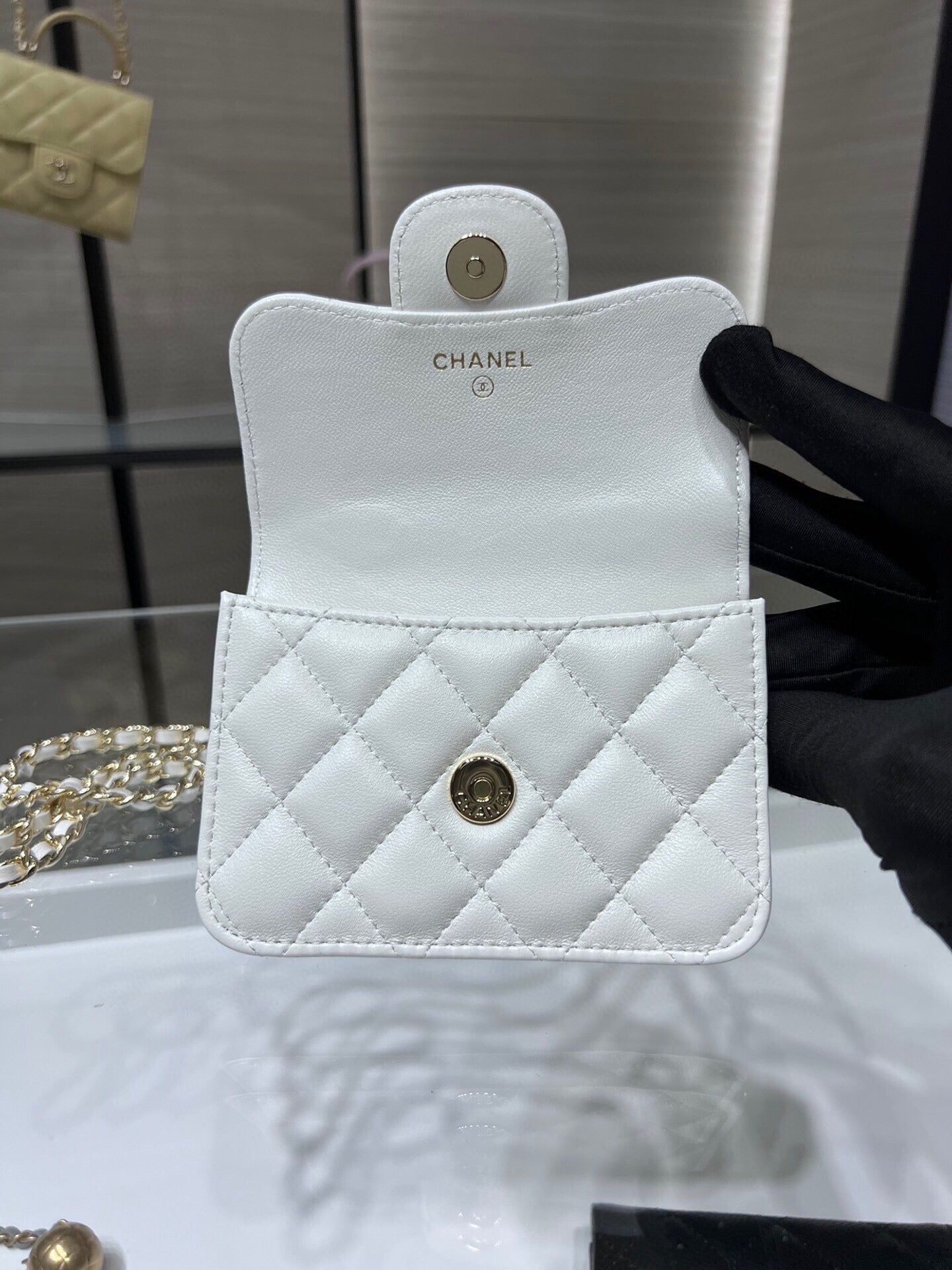 ＣＨＮＥＬFLAP COIN PURSE WITH CHAIN WHITE